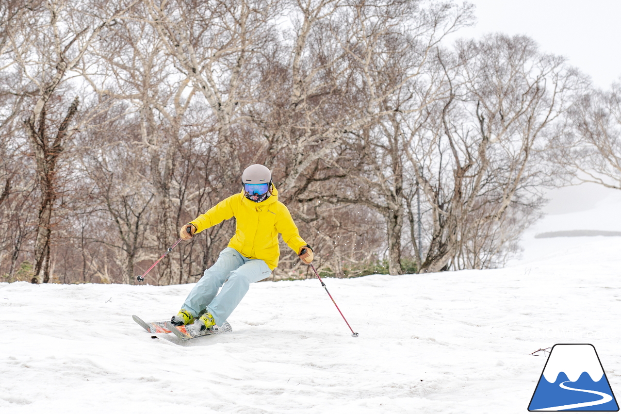 5月になっても雪たっぷり。山頂から山麓まで滑走可能なニセコアンヌプリ国際スキー場のゲレンデを、秋山穂香さんとひと滑り(^^)/